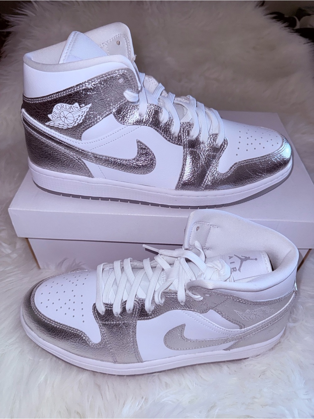 AIR JORDAN 1 MID SE - White & Metallic Silver